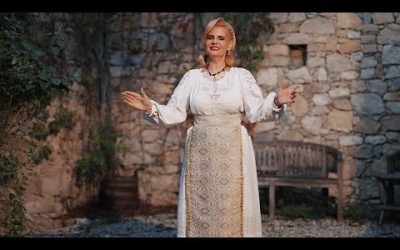 Mihaela Petrovici – Mândruță Cu Nasu-n Vânt (Mândră Cu Poale Brodate) | Videoclip Oficial
