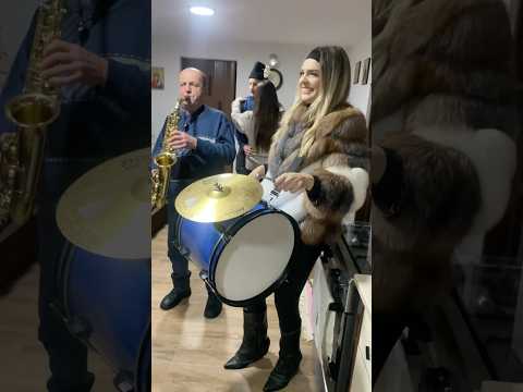 Cu tati cu colinda😅🎷🥁 Crăciun fericit‼️🤍🎄✨ #traditie #taramotilor #shorts